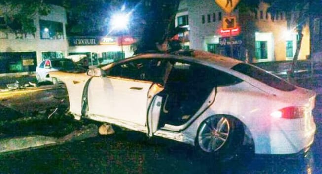 Megint kigyulladt egy Tesla