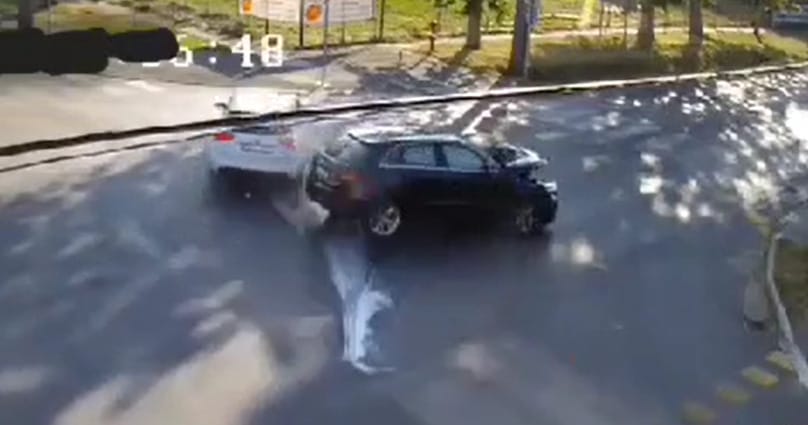 Stoptáblánál hajtott be fékezés nélkül a kereszteződésbe egy autós, három gyerek is megsérült – videó