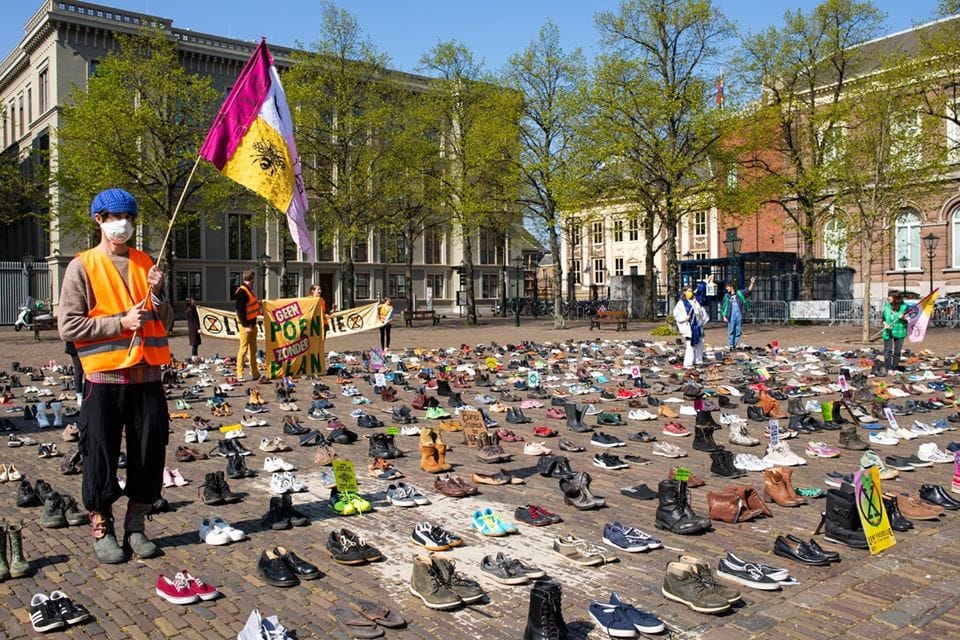 Több mint ezer pár cipővel töltötte meg Hága utcáit az Extinction Rebellion