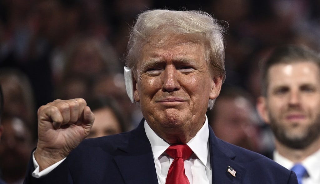 Trump kötéssel a fülén jelent meg a republikánus konvención – videó