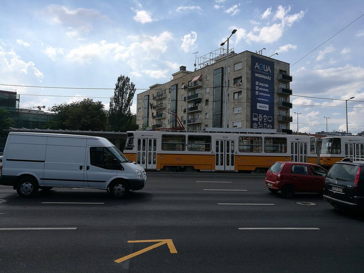Egy troli leszakította a felsővezetéket az Árpád hídnál, teljes a káosz