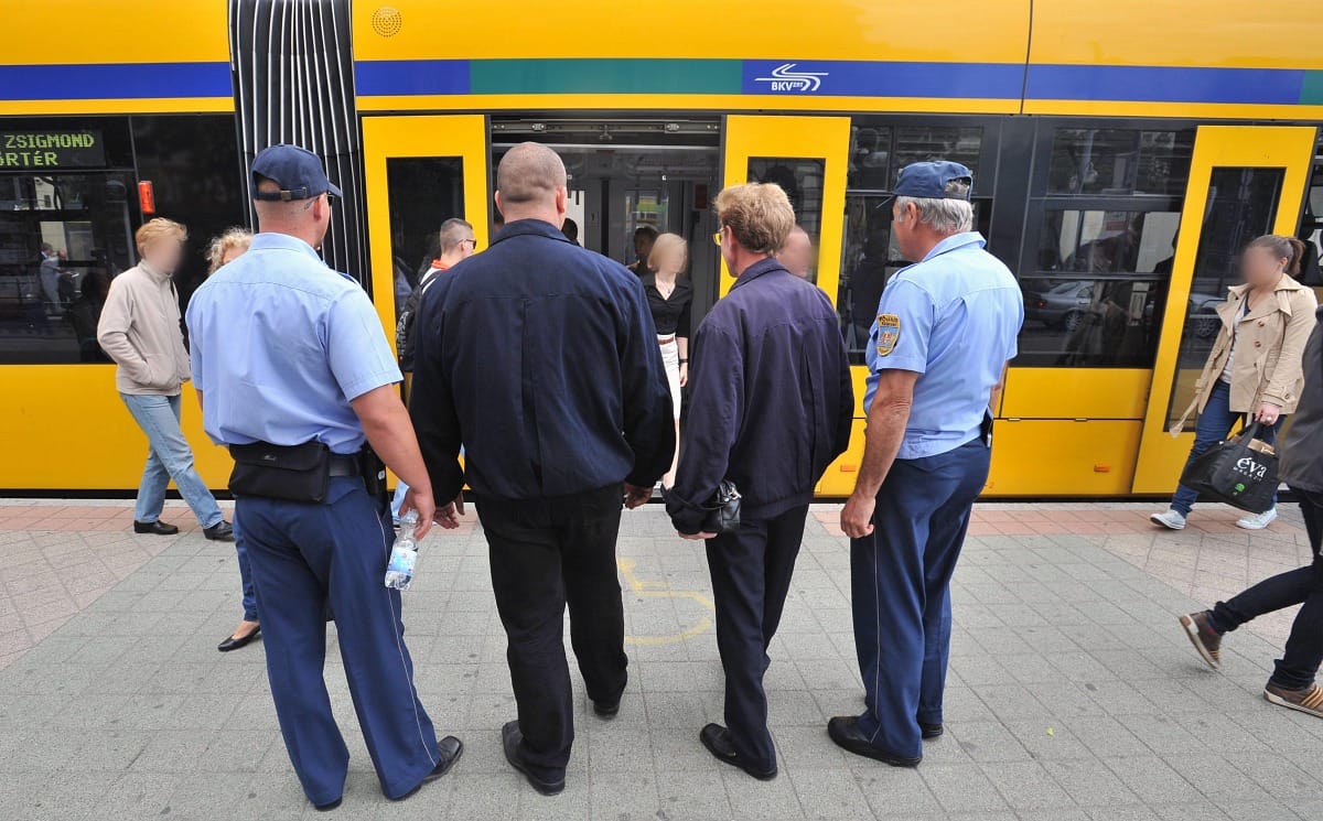 Eltiltották egy csomó dologtól a BKK-ellenőröket