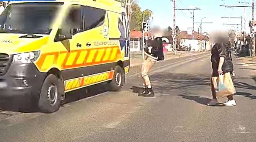 Centiken múlt, hogy nem csapta el a fülhallgatós gyalogost a mentő – videó