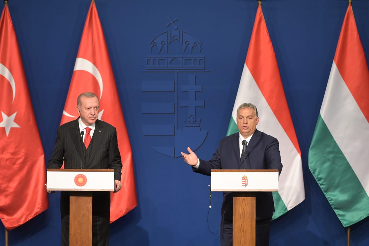 Bloomberg: A NATO és az EU nem hagyhatja, hogy Orbán és Erdogan kitáncoljon a sorból