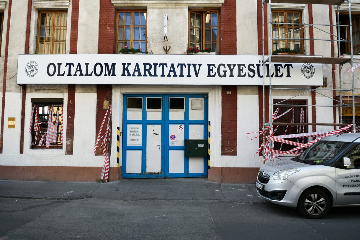 Éjjel-nappali őrség alakult, hogy ne szereljék le a gázórát Iványi Gáboréknál
