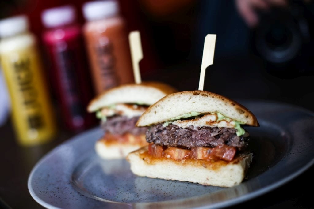 Gyermekotthonokba megy hamburgert sütni a menő pesti streetfood cég