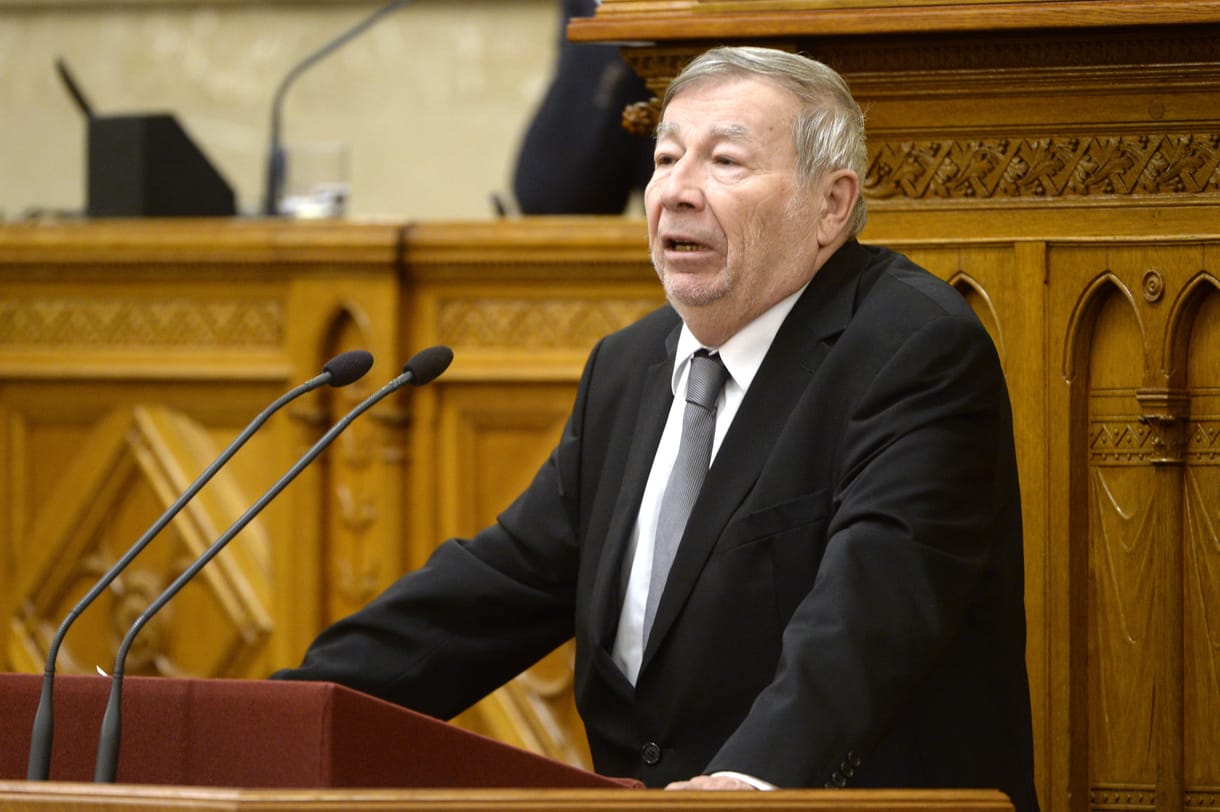 Az Országgyűlés előtt a törvény, ami egy gumiszabállyal ezermilliárd forintos terhet vesz le a kormányról