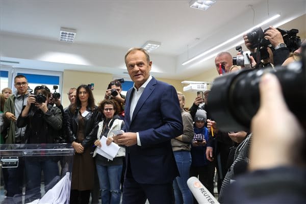 Az exit poll szerint kormányra juthat a lengyel ellenzék, bár mindkét nagy párt ünnepel