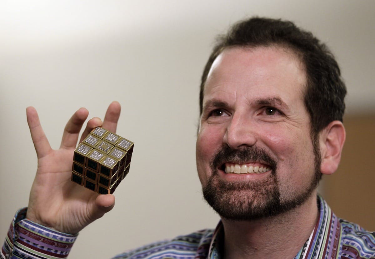 Fotó: így néz ki a világ ledrágább Rubik-kockája