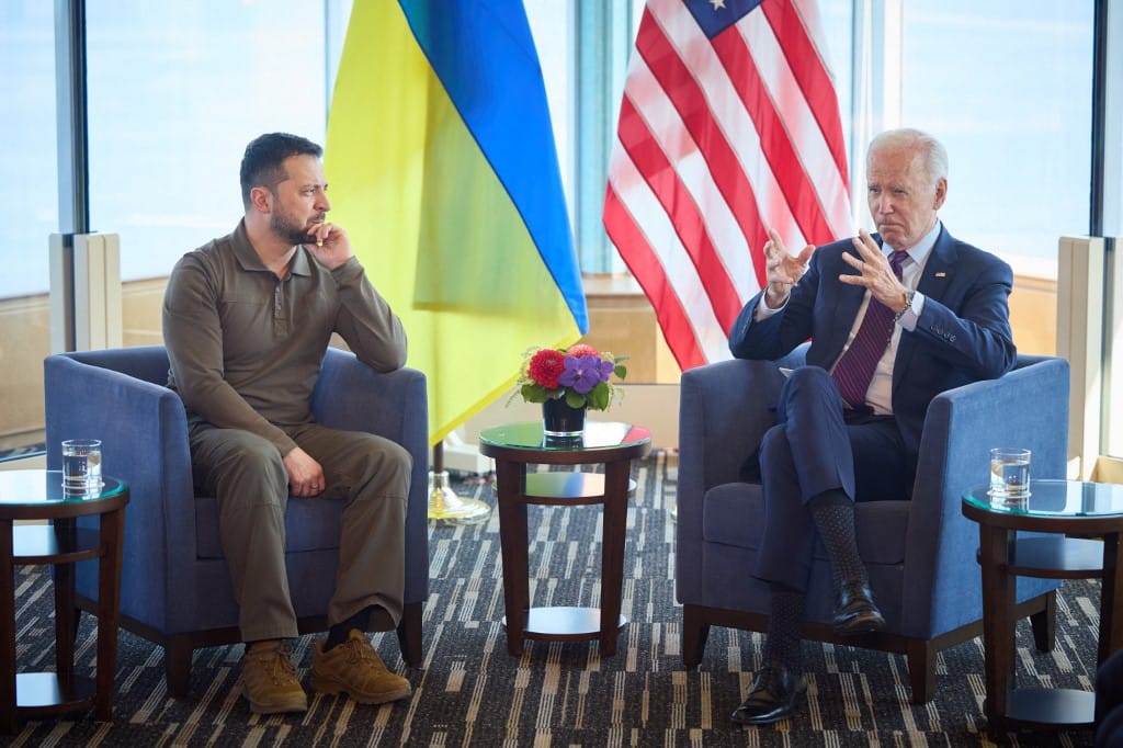 Komoly tüzérségi támogatást ígért Biden Zelenszkijnek a G7-en