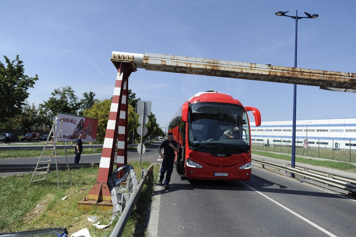 Nem bírt a magasságkorlátozóval egy busz a Ferihegyi úton – fotó