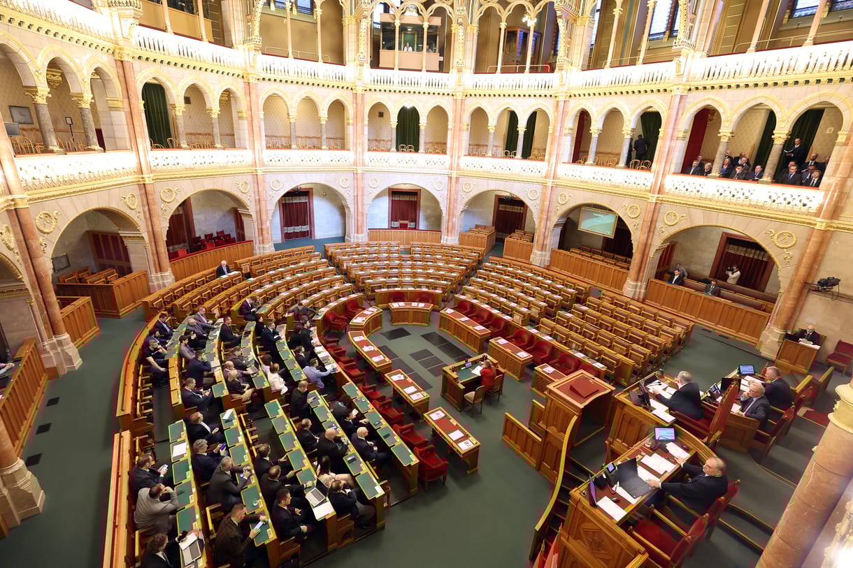 Hiába mentek el a NATO-országok nagykövetei, a fideszesek nem voltak ott, így nem tudott szavazni a parlament a svéd tagságról
