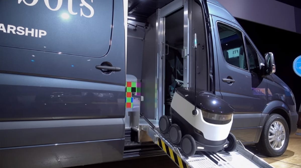 Jön a furgon, és kiszáll belőle nyolc robot, videó