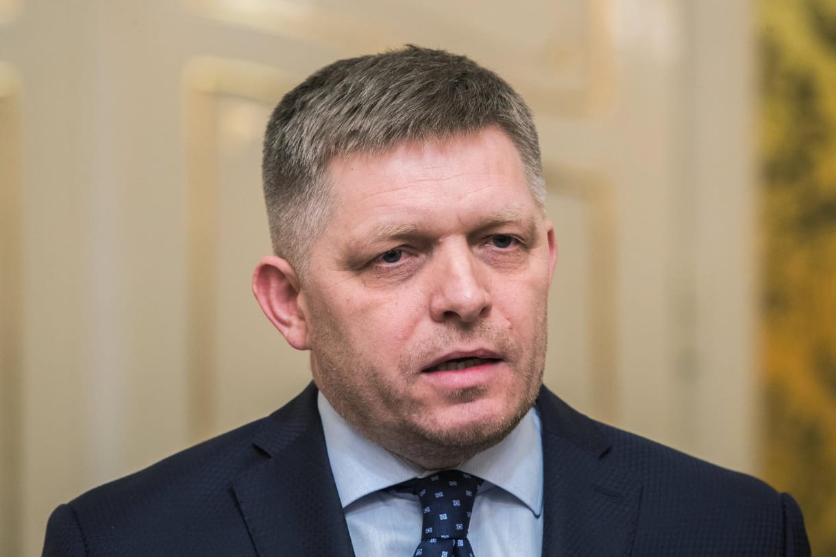 Szétverték Robert Fico autóját, könnygázzal támadtak a testőrére