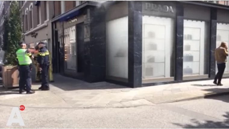 Ömlött a füst az amszterdami Prada-boltból – videó
