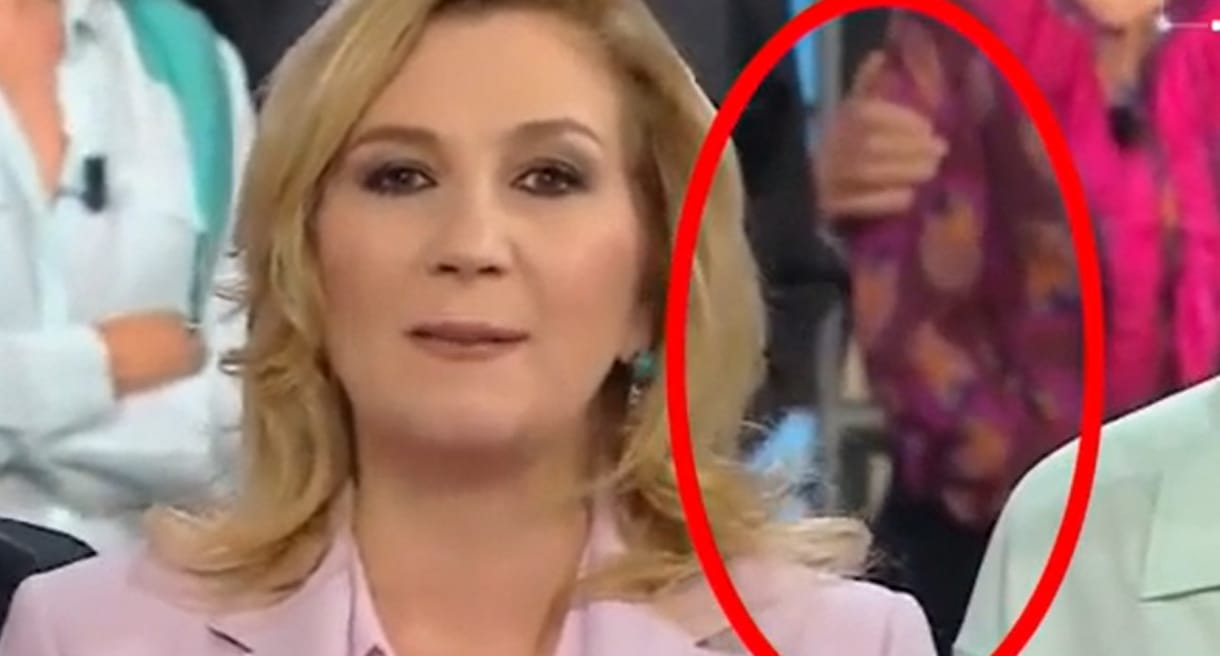 Élő adásban fogdosta egy nő fenekét, kirúgták az olasz show-műsor résztvevőjét
