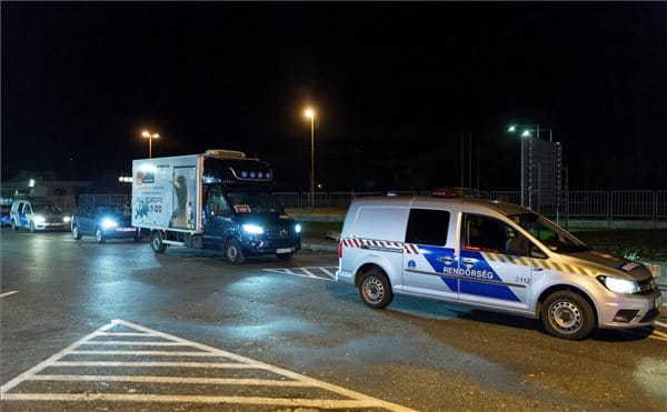 Már Magyarországon van az az első vakcinaszállítmány