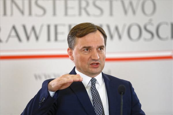 A lengyel parlament kis híján leváltotta a miniszterelnök legfőbb kormánybeli ellenfelét