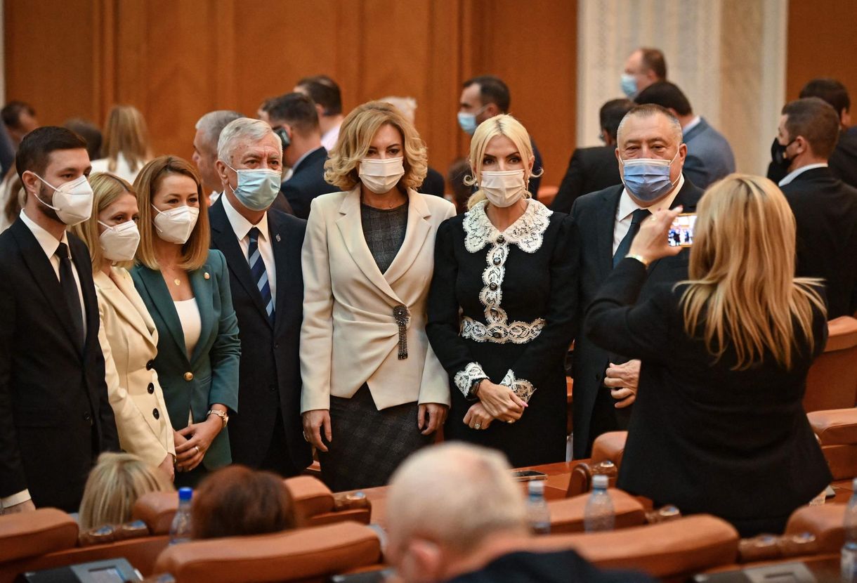 Beáldozható kormányfővel vitetnék el a balhét a járvány sújtotta Romániában