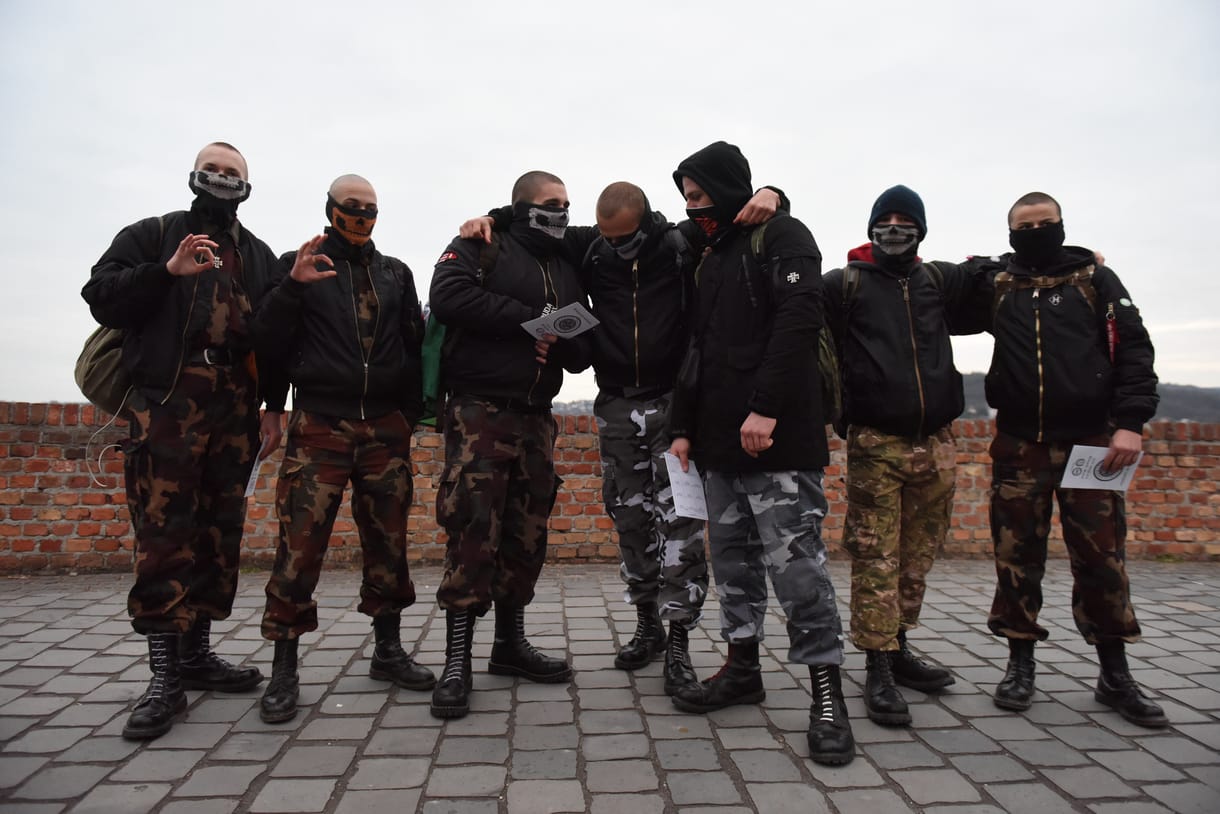 Blackface Magyar Péter, SS-koponyák, a HVG pedig egy „Arschloch” – így vonultak fel a szélsőjobbosok Budapesten