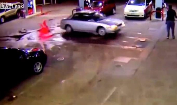 Megőrült egy nő a benzinkúton, két férfit gázolt el - videó