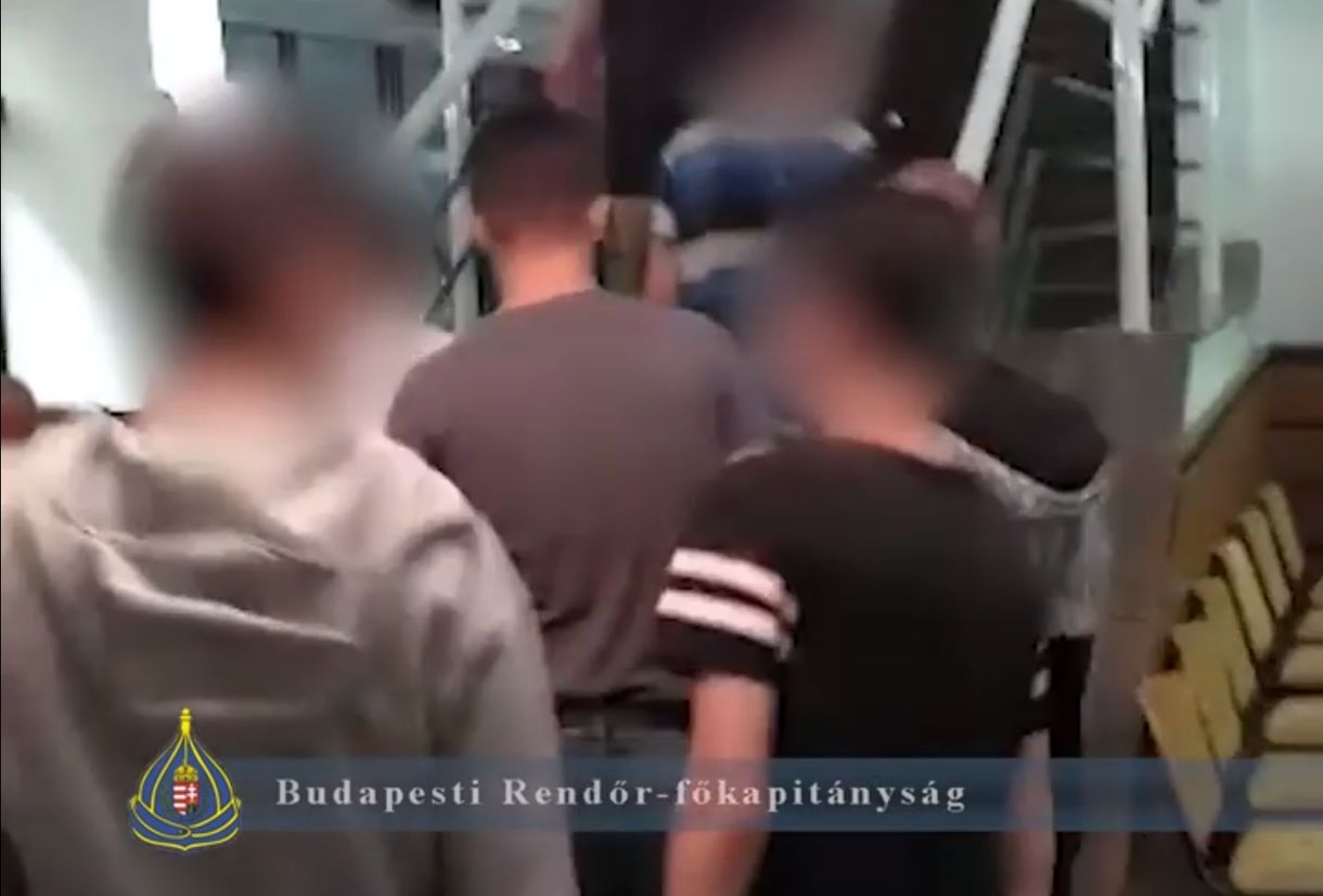 Elítélték a tizenéveseket, akik nőket fogdostak, és videóra vették
