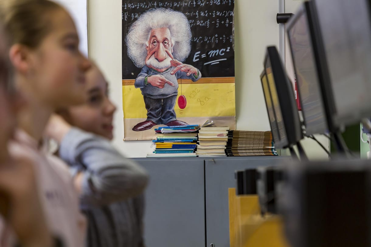 Informatikaórán sem kapcsolhatják be a gépeket egy zuglói technikumban, akkora a spórolás