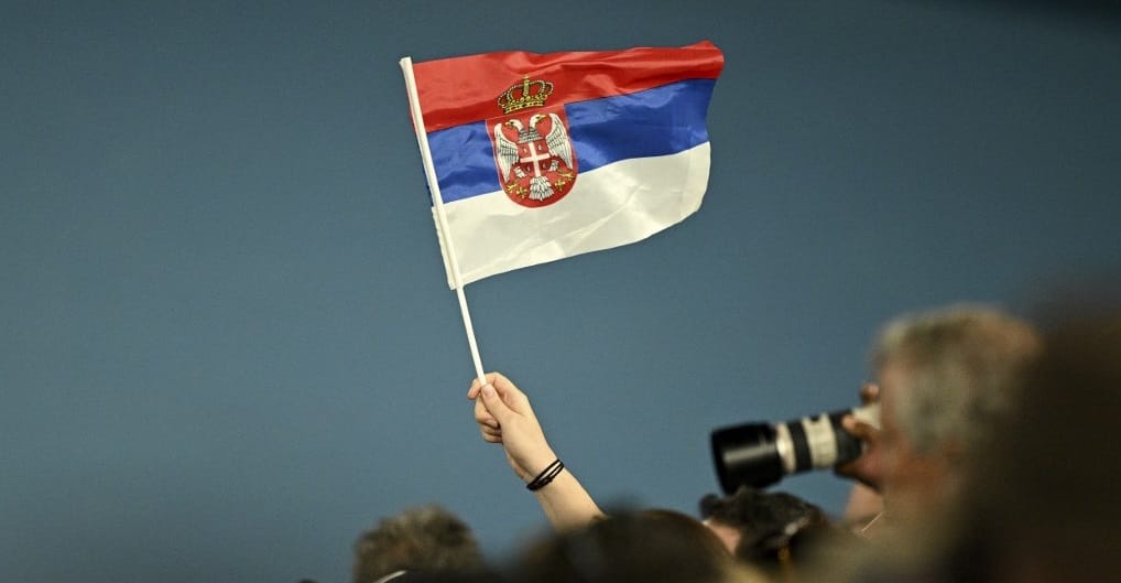 Kínos baki az AusOpenen: összekeverték a biztonságiak a szerb és az orosz zászlót