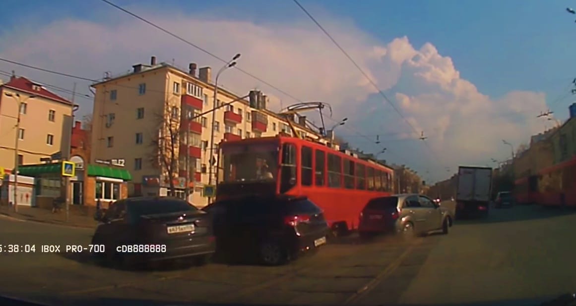 3 autót tört össze a száguldó villamos – videó