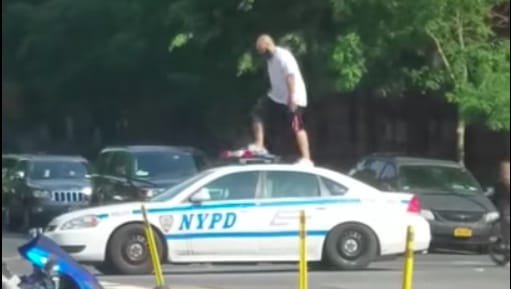 Felmászott a rendőrautó tetejére egy férfi Harlem közepén – videó