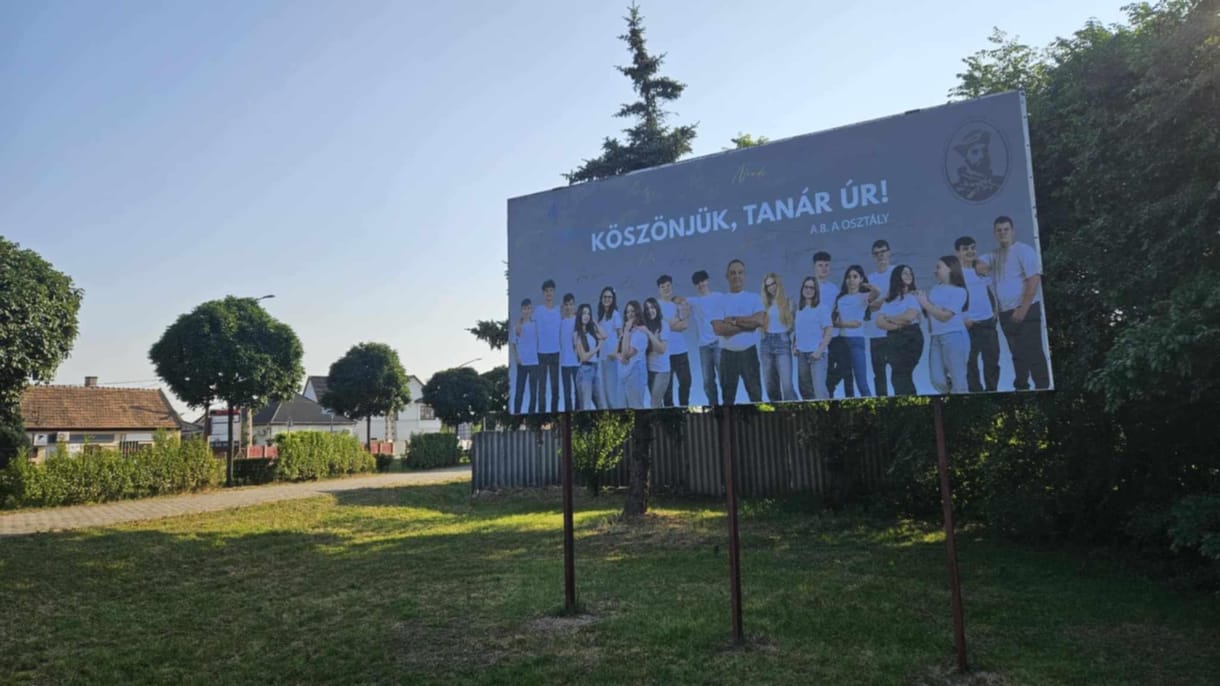 Óriásplakáton üzent egykori tanárának egy szerencsi gimnázium osztálya