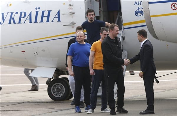 Macron és Putyin is boldog az ukrán-orosz fogolycserétől