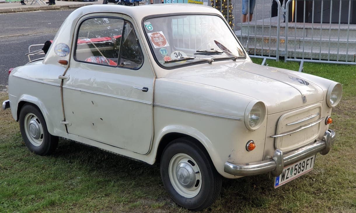 Szinte már nagyító kell hozzá: körbefotóztuk a Vespa cuki mikroautóját