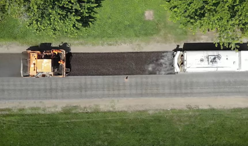 Megmutatta a közútkezelő, miért szórják tele apró kaviccsal az utakat – videó