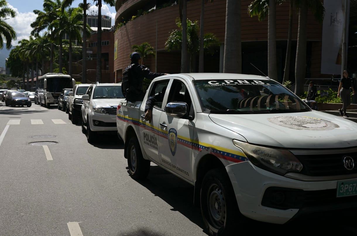 Venezuelai csuklyás rendőrök vették körbe az argentin nagykövetséget, ahova ellenzéki vezetők menekültek