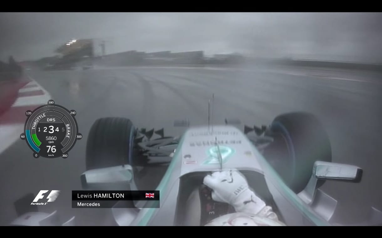 Mint kés a vajon, úgy ment át Hamilton a vizes amerikai pályán – videó