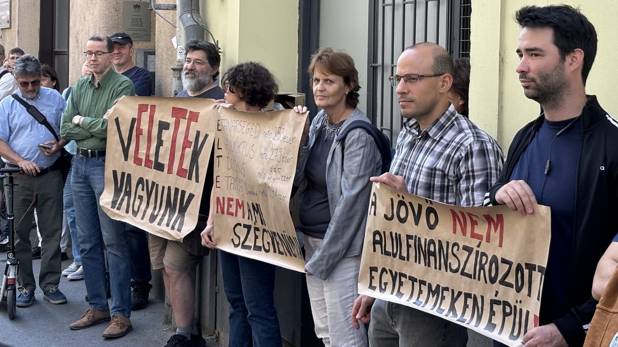 Továbbra sem kapnak fizetésemelést az ELTE oktatói, de októberben egy bértáblajavaslattal állhat elő a kormány
