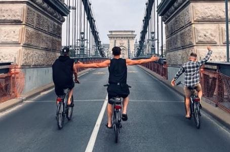 Két koncert között átbicikliztek a Lánchídon a Rammstein tagjai