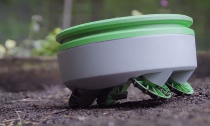 Ez tényleg minden kerttulajdonos álma: itt a gyomlálórobot