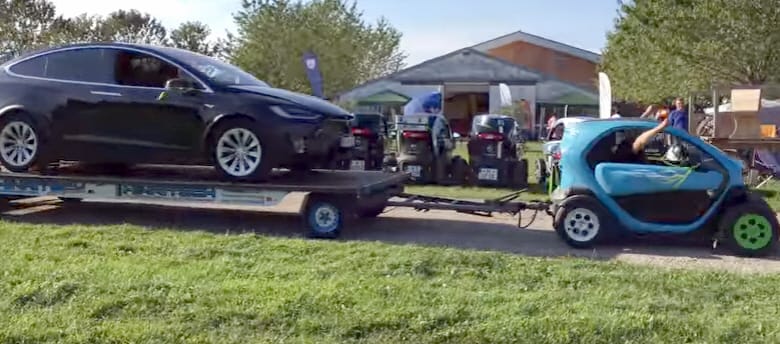Elvileg 180 kilót bír a Renault Twizy, de ha kell, elvontat egy 2500 kilós Teslát – videó