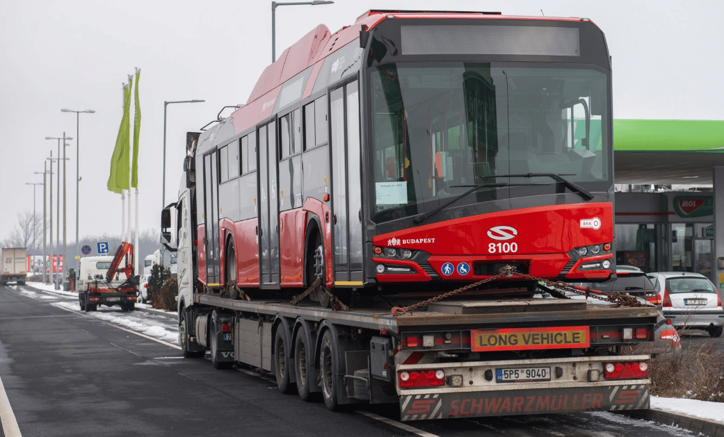 Megérkezett az első piros Skoda troli Budapestre