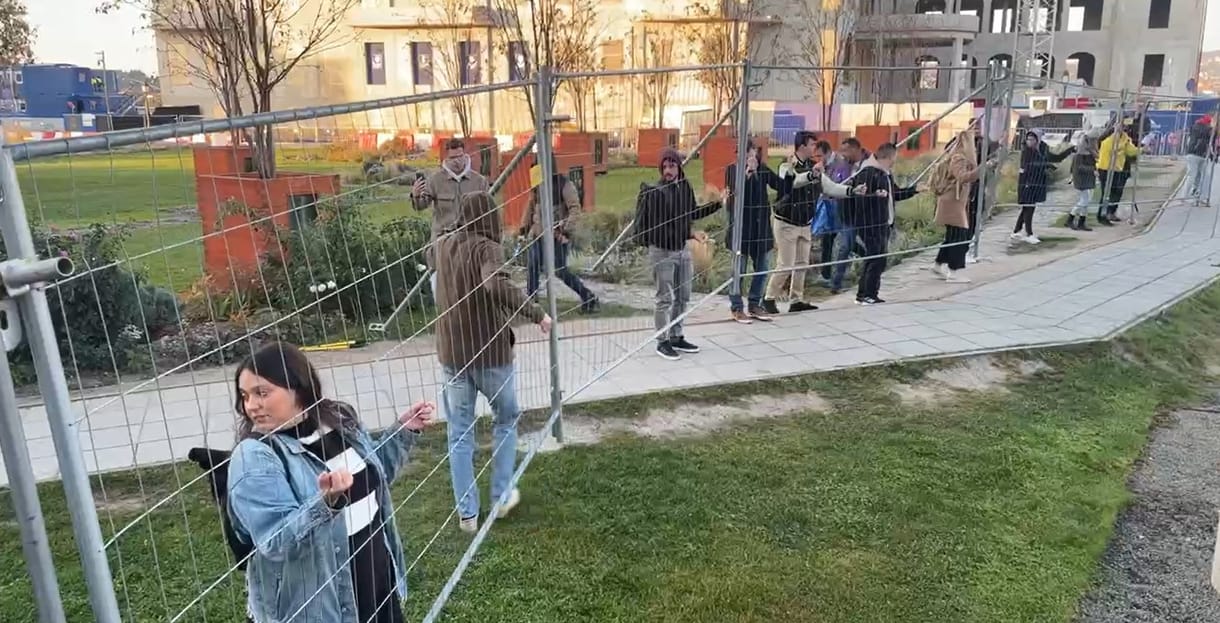 Orbán Pekingben van, de azért megtartotta jubileumi kordonbontását a Karmelitánál a Momentum