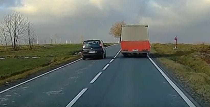 Mintha lassított felvétel lenne, úgy előzött egy autós 