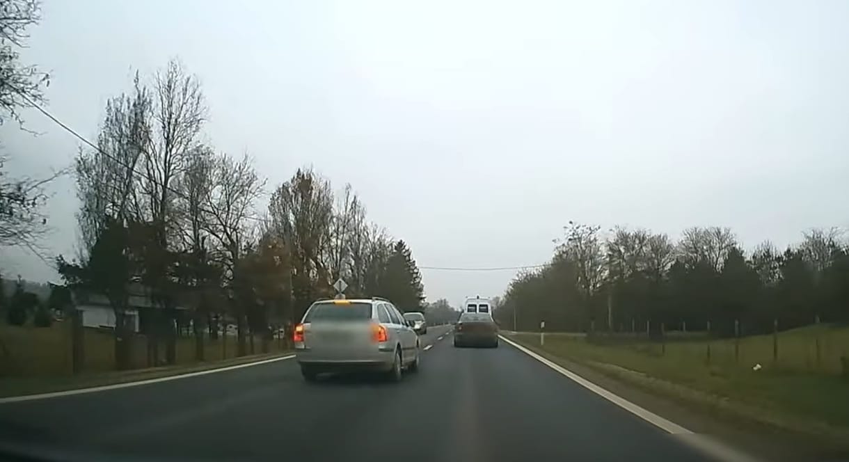 Újabb videó került elő, egy olyan sofőrről, akinek  egy életre el kéne venni a jogsiját