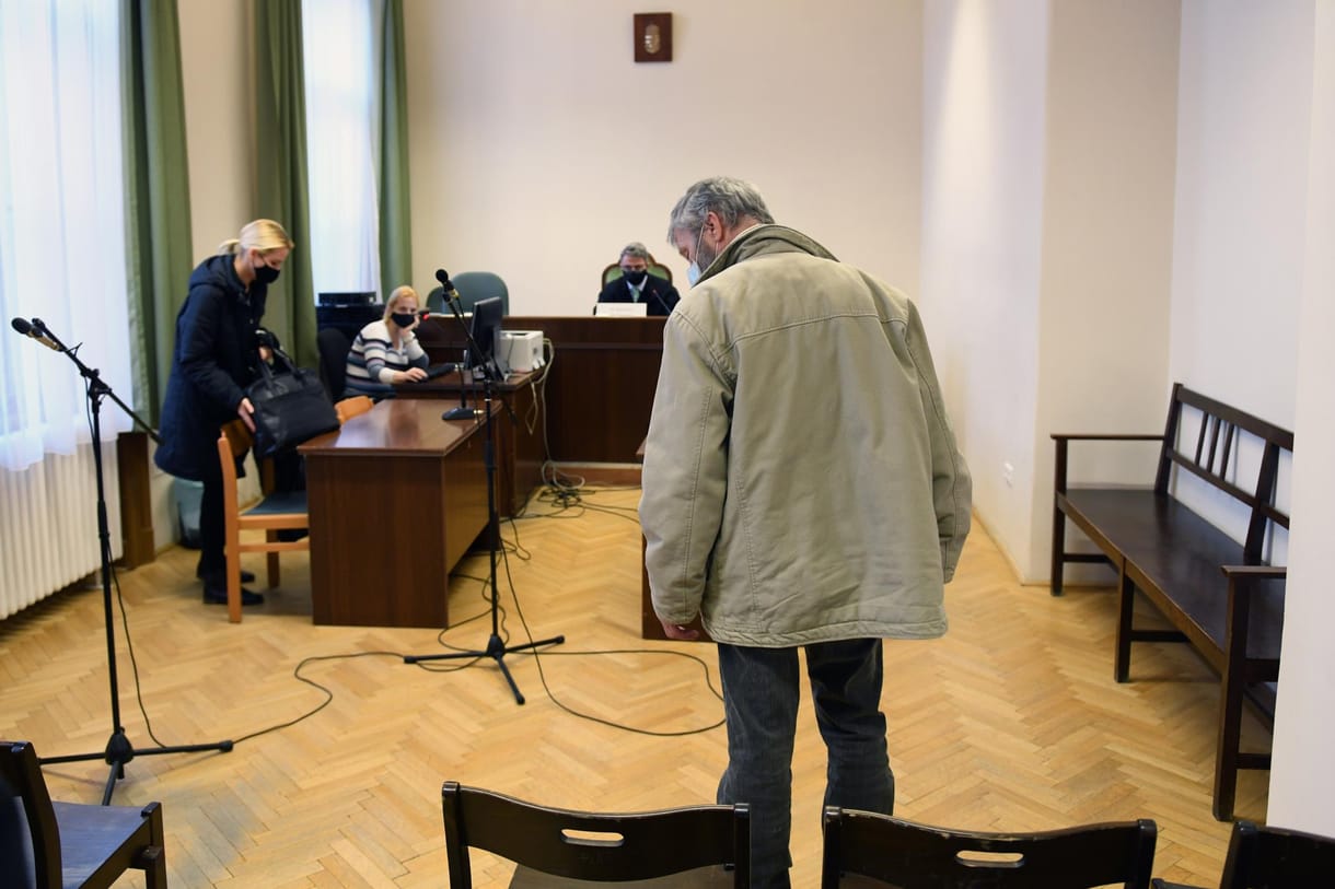 Fegyházat kérnek a férfira, aki Molotov-koktéllal akarta bezárni a Lidlt