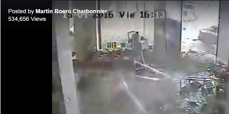 Ne álljon üvegajtó mögé, ha jön a tornádó – videó