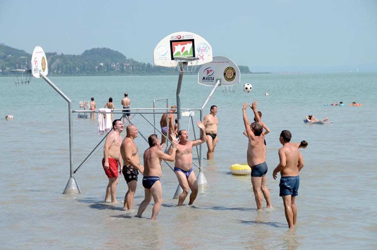 Iszapbirkózás az apadó Balatonnál