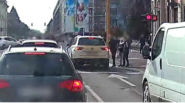 Szinte félrelökdöste a gyalogosokat egy autós Győrben, úgy ment át a tiloson – videó