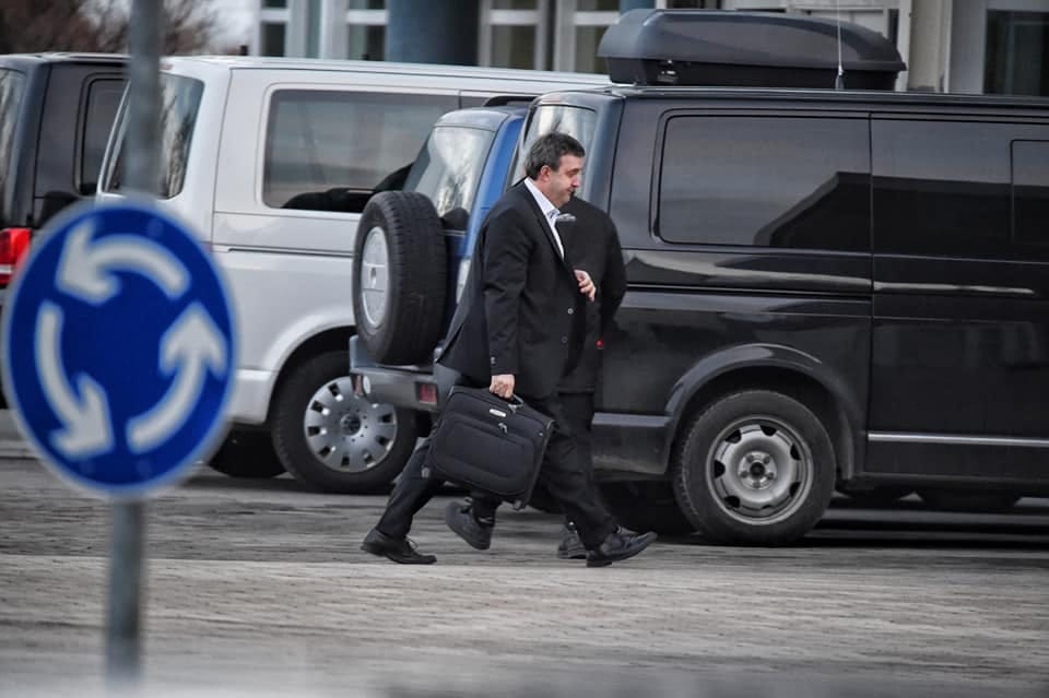 Miniszterei után Orbán Viktor is megérkezett a Fidesz frakcióülésére