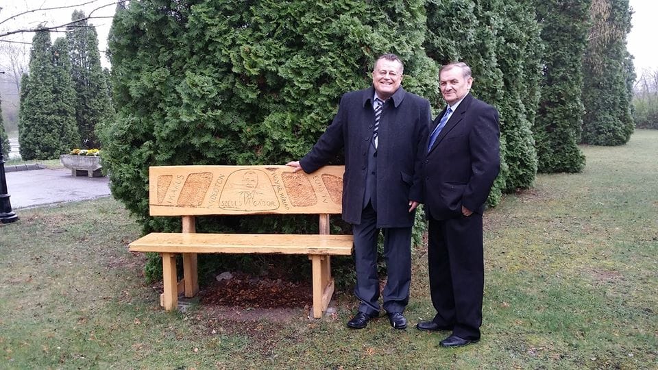 Fotó: egy pad, ami Széles Gáborról szól